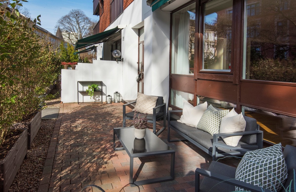 Leiligheten har en stor sydvestvendt markterrasse med god plass til møblement. Galleribilde