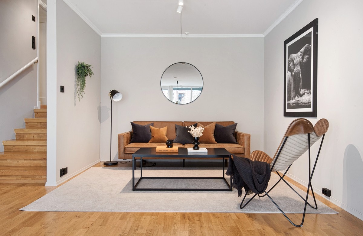 Naturlig sone for tv-stue med god plass til stort møblement. Galleribilde