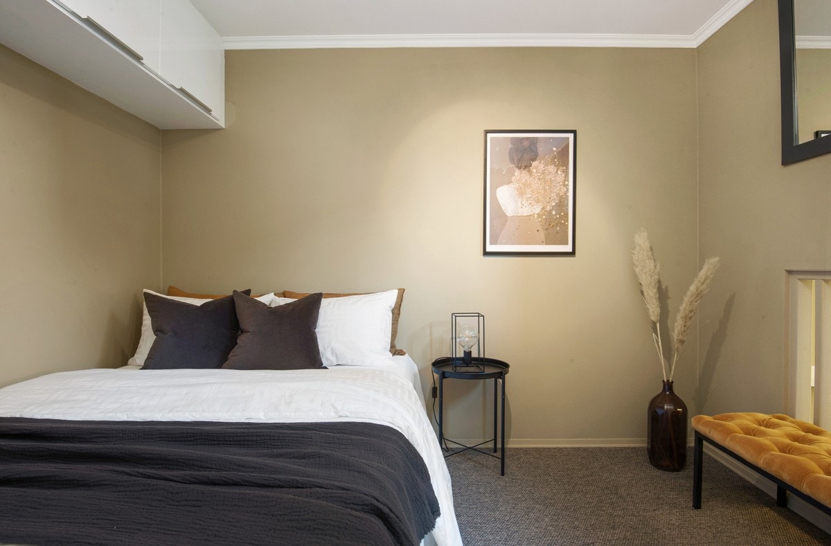 Rommet er romslig med god plass til både dobbeltseng og garderobe. Galleribilde