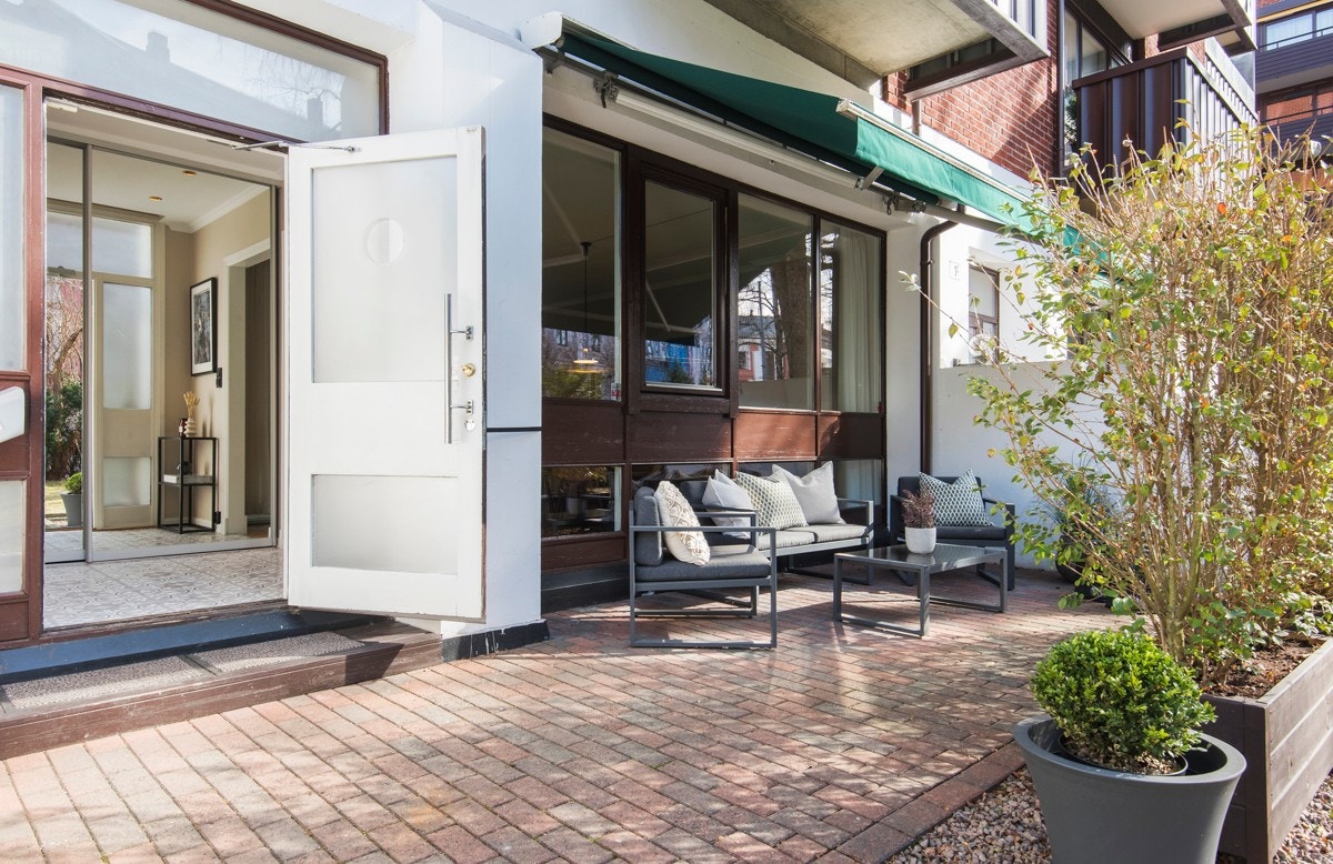 Flott privat inngangsparti og markterrasse til boligen med god plass til sittegruppe og grill. Galleribilde
