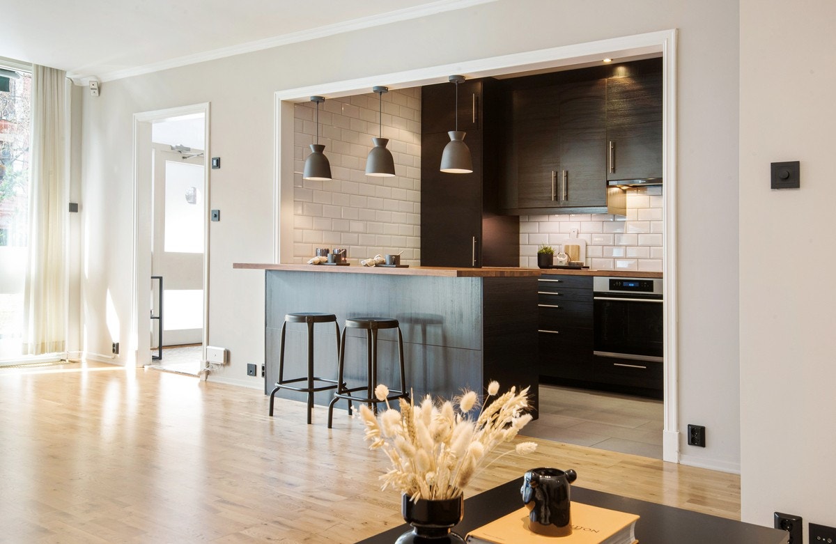 Barløsning mot det romslige kjøkkenet. Galleribilde