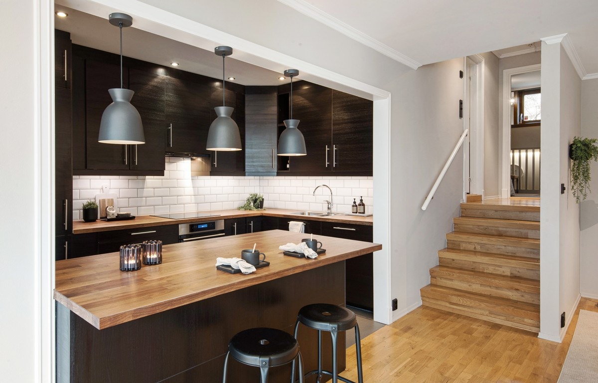 Kjøkkenet er stilrent, har integrerte hvitevarer og masse benkeplass. Galleribilde