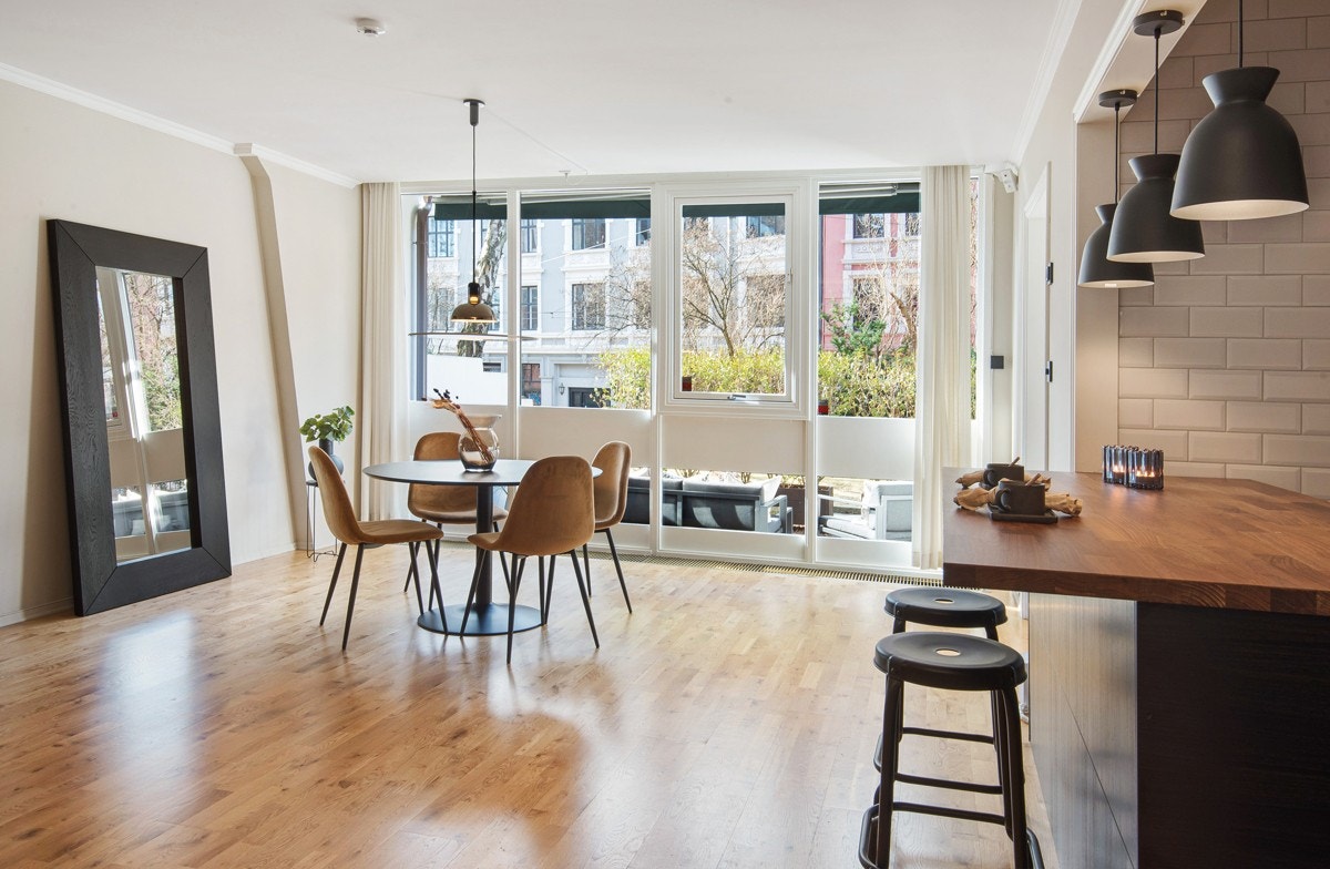 Flott utsyn mot den private uteplassen i forkant av leiligheten. Galleribilde