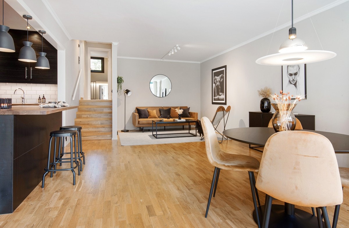 Velkommen til en lys og romslig leilighet med sjeldne kvaliteter som heis, parkering og egen markterrasse/hage midt på Frogner. Galleribilde