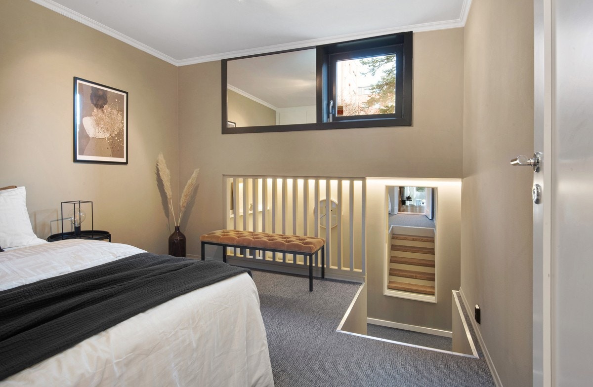 Soverom 2 med eget kontor/vinrom i en halvtrapp ned. Galleribilde