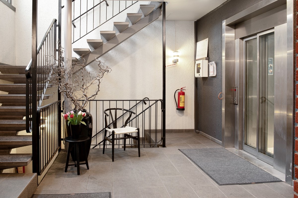 Sameiets inngangsparti med heis til øvrige etasjer. Galleribilde