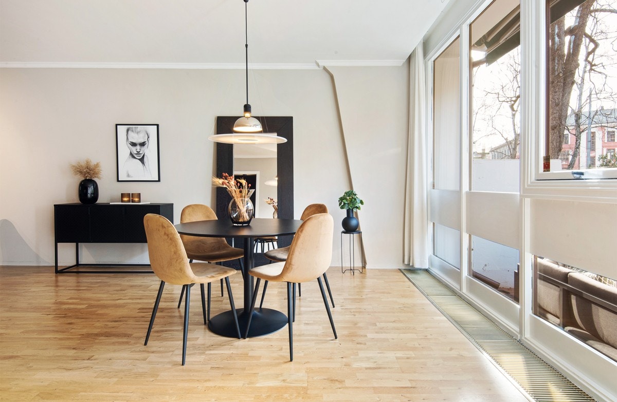 I stuen har man god plass til spisestue. Galleribilde