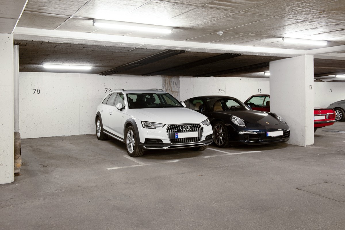 Leiligheten eier en romslig garasjeplass i kjeller (hvite bilen). Galleribilde