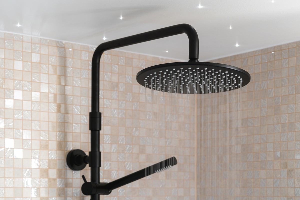 Badet er også utstyrt med to elektriske håndkletørkere, stjernehimmel og Sonos trådløst musikkanlegg integrert i himlingen.