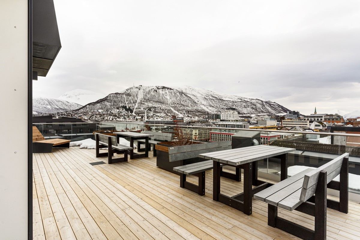 Borettslaget har felles takterrasse på hele 80m² som byr på særegen og urban utsikt over byen.
