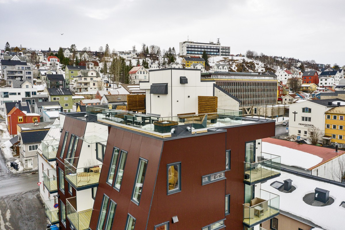 Leiligheten ligger i toppetasjen i Minuttet borettslag midt i hjertet av Tromsø sentrum.