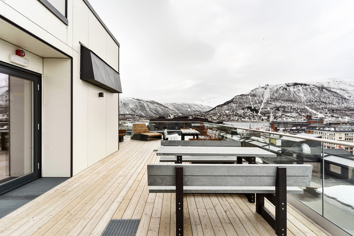Innredet med flere sittegrupper og solsenger.