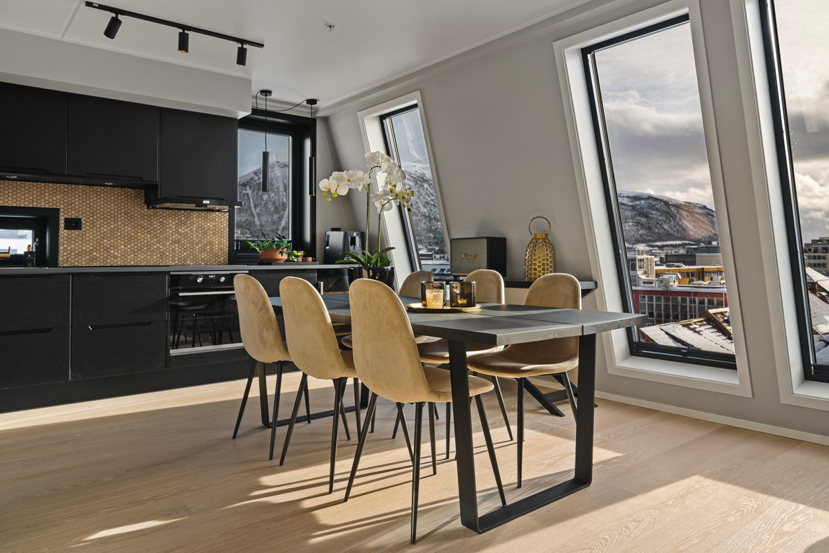 Borealis Arkitekter har lagt stor vekt på utnyttelse av naturlig lys med åpne planløsninger og store vindusflater.