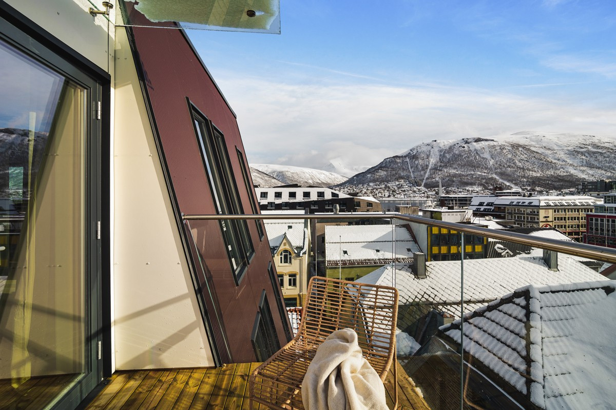 Fra stue er det utgang til sørvendt balkong med strålende sol- og utsiktsforhold hvor du fint får plass til utemøbler.