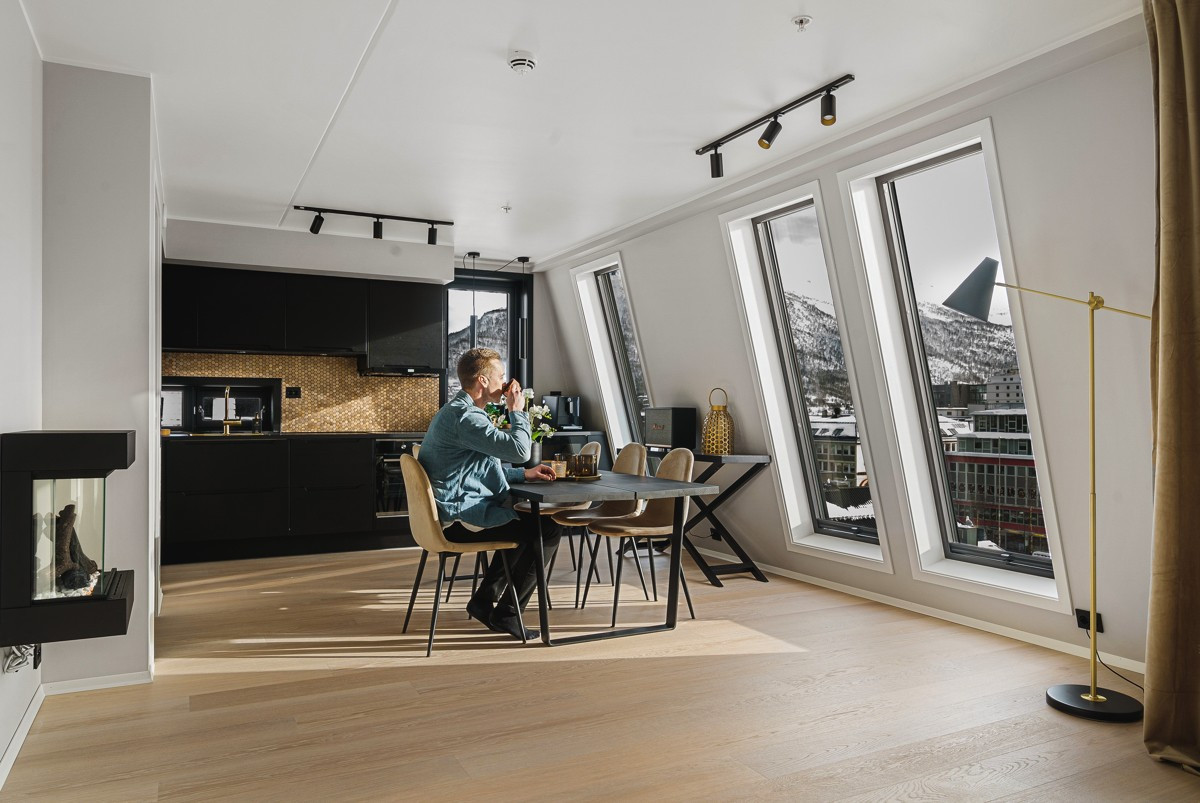 Skråvinduene gir et meget lekkert og moderne preg og gir leiligheten herlige lysforhold og nydelig utsikt.