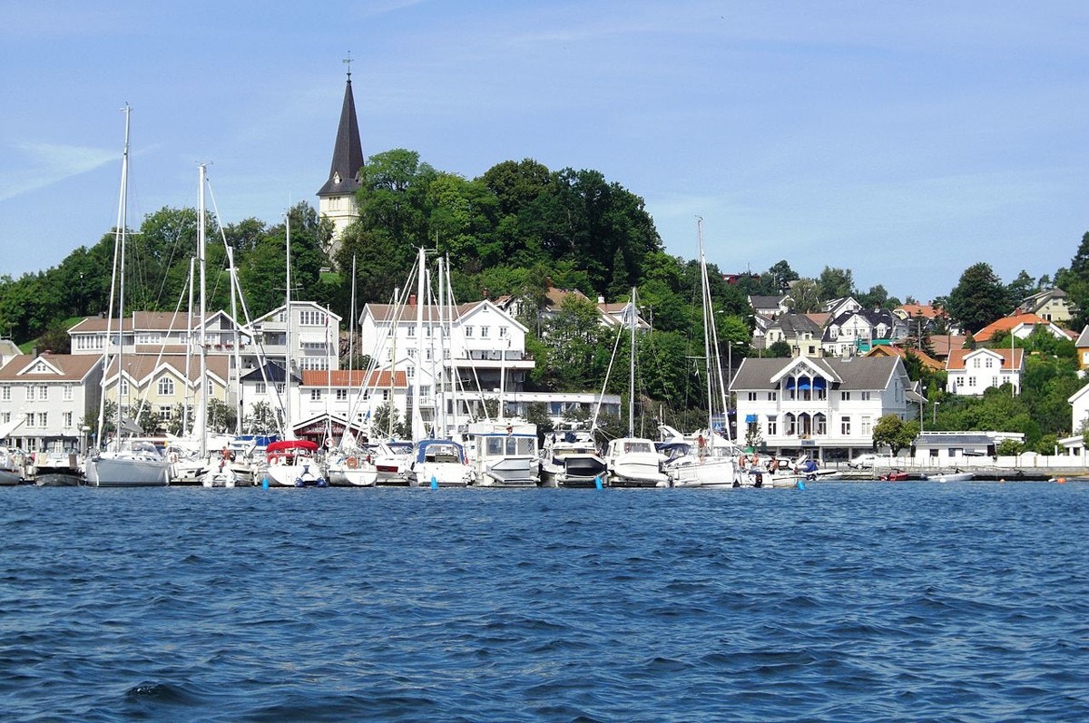 Vakre Grimstad havn / By. Galleribilde