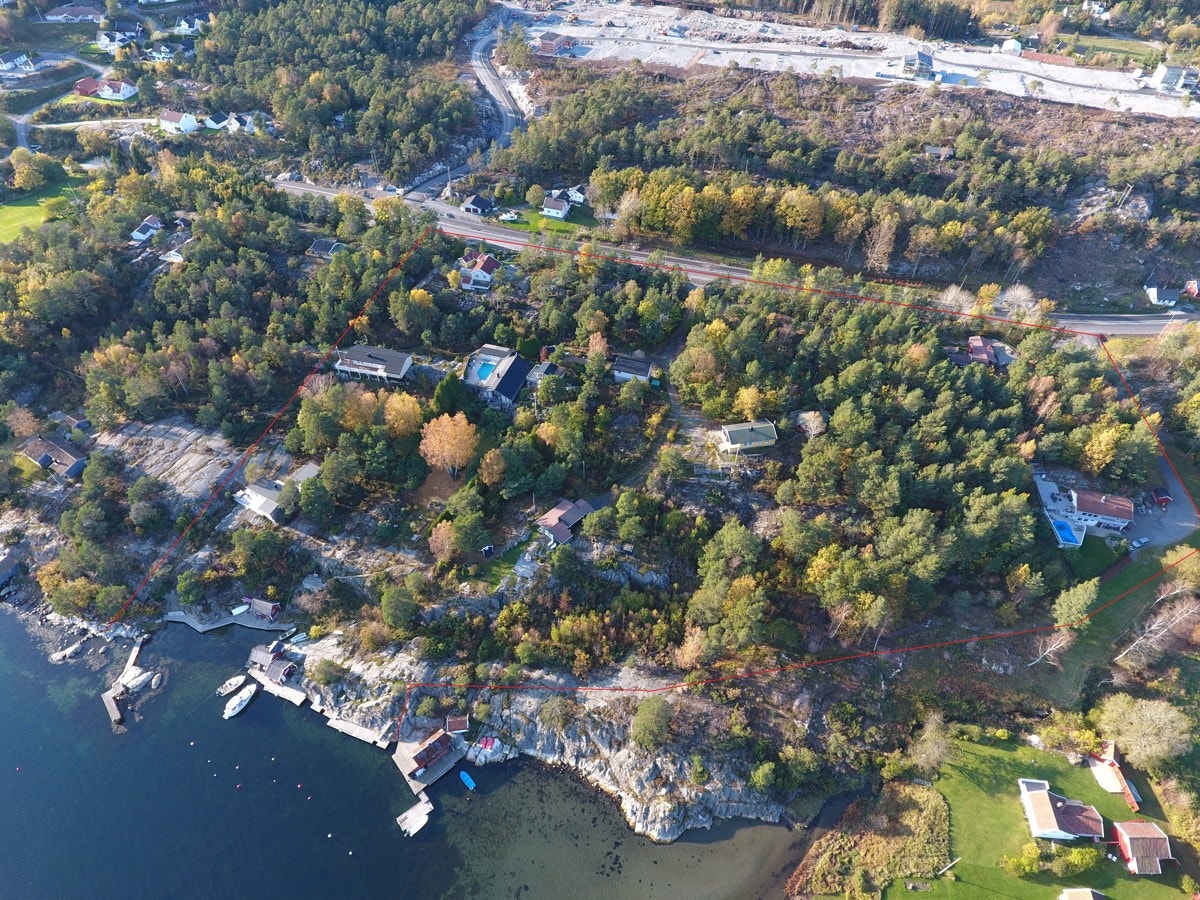 Markering indikerer hele tomteområdet med "ca". Ikke måleriktig. Galleribilde