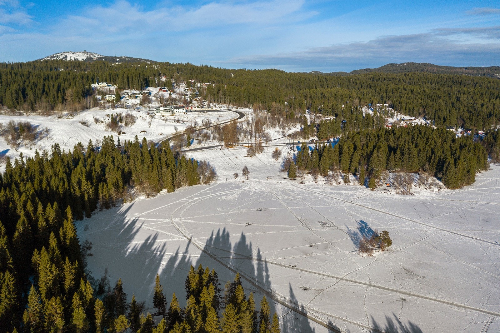 Lianvannet med Lian restaurant i bakkant. Galleribilde