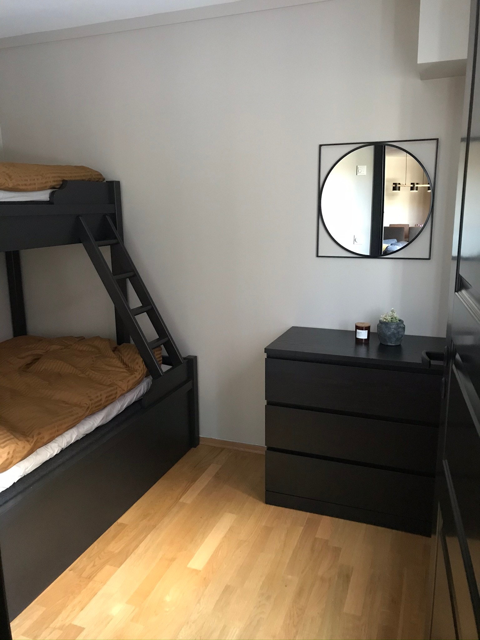 Soverom med familiekøye Galleribilde