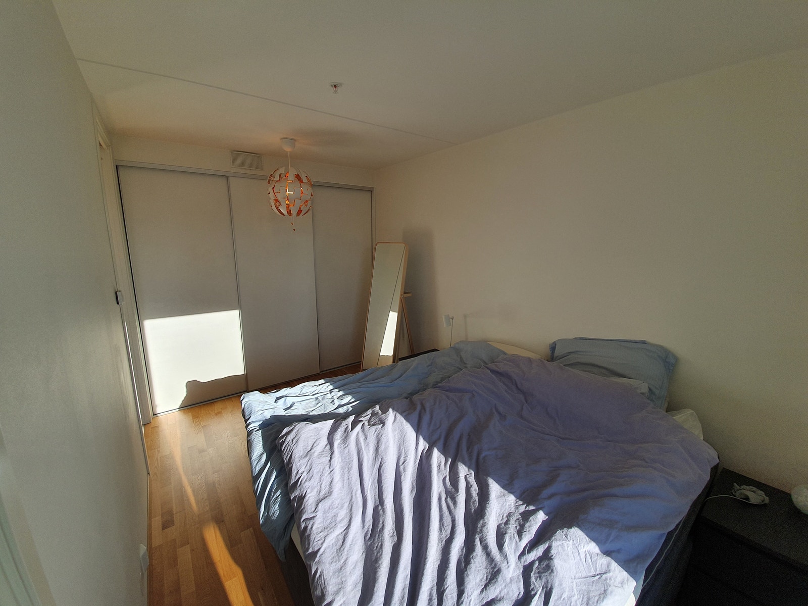 Soverom med skyvedørsgarderobe Galleribilde