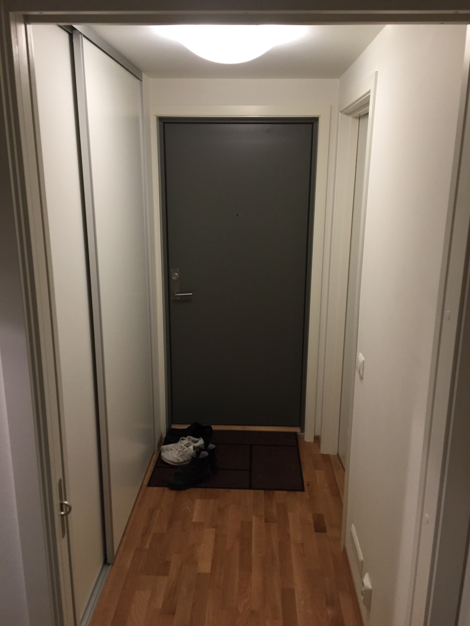 I entreen er det skyvedørsgarderobe med god plass til oppbevaring av ytterklær og sko Galleribilde