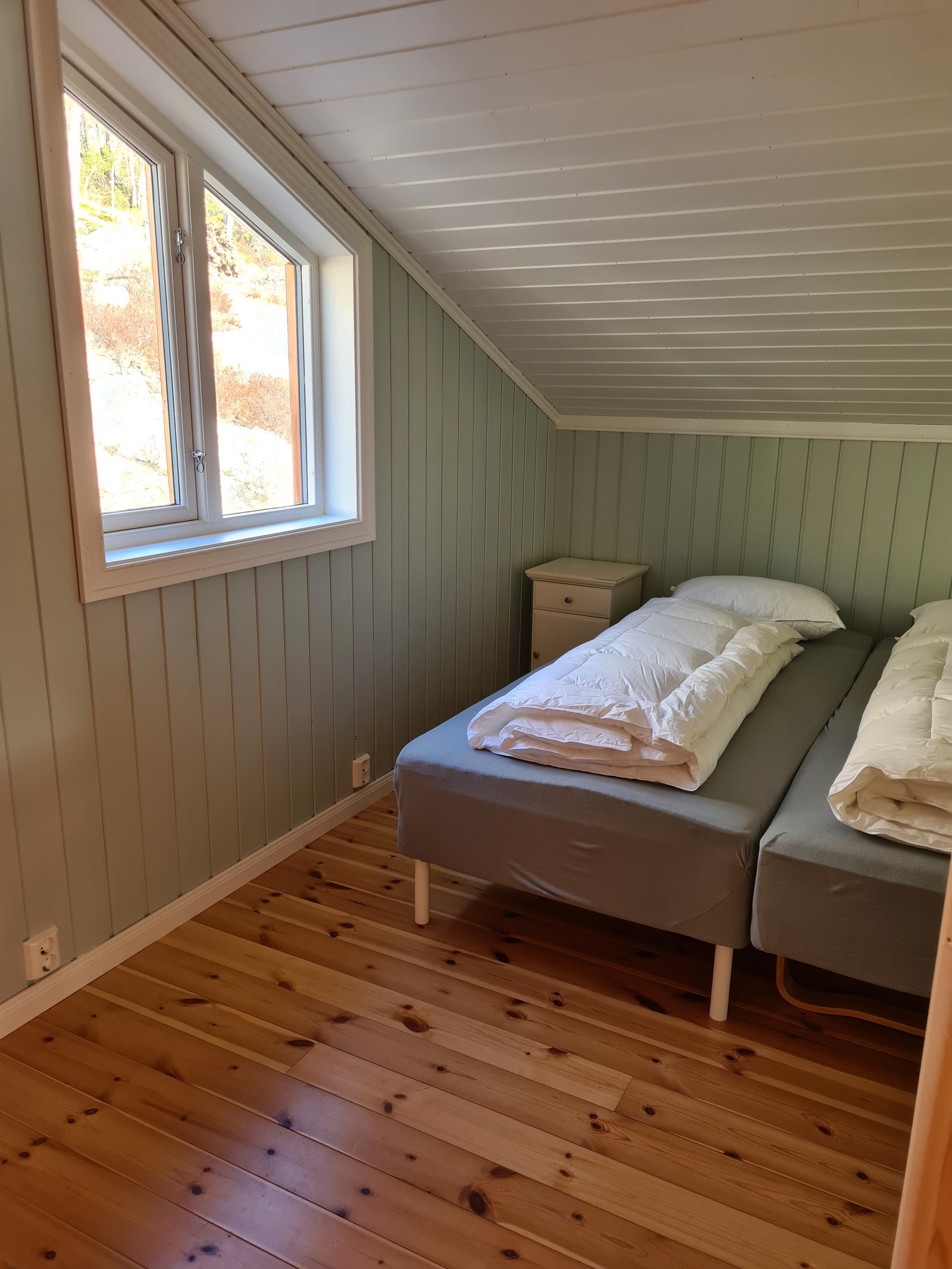 Soverom nr 4, oppe. 2 senger 90 cm brede. Klesskap. Galleribilde