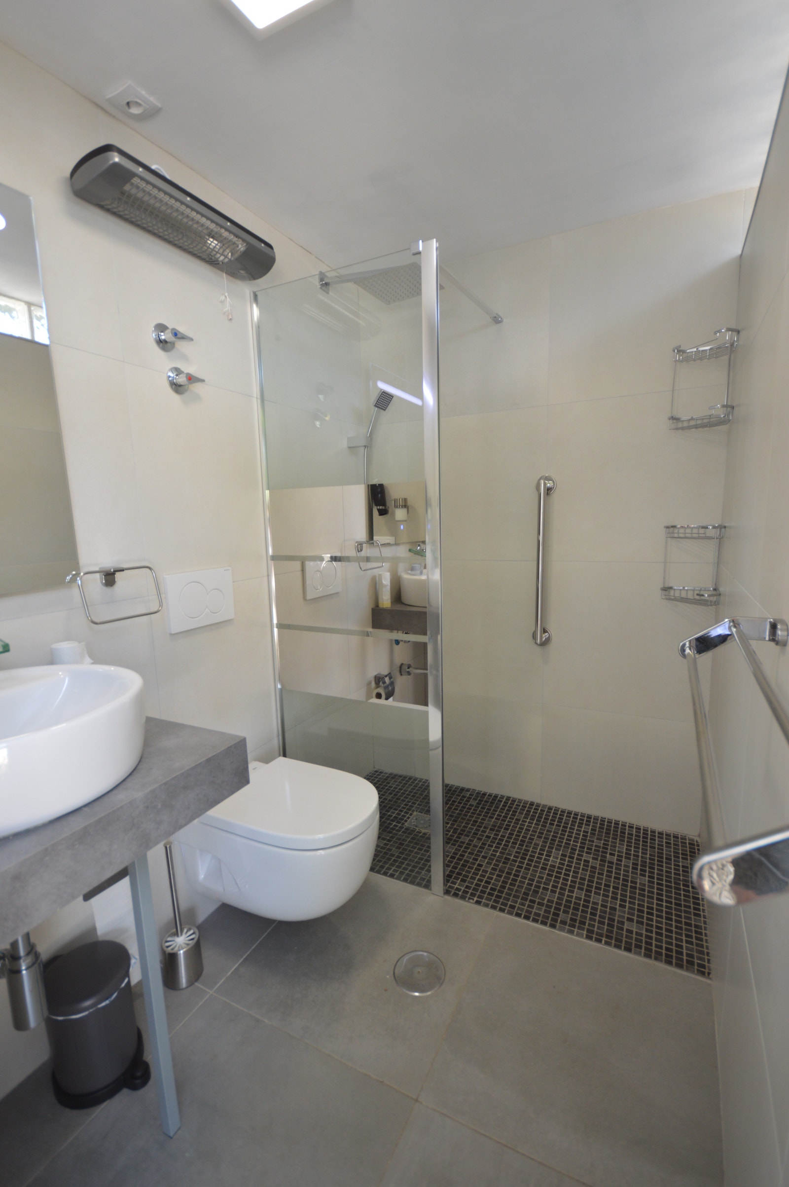 utenfor badet på terrassen ved siden av bassenget og bbq Galleribilde