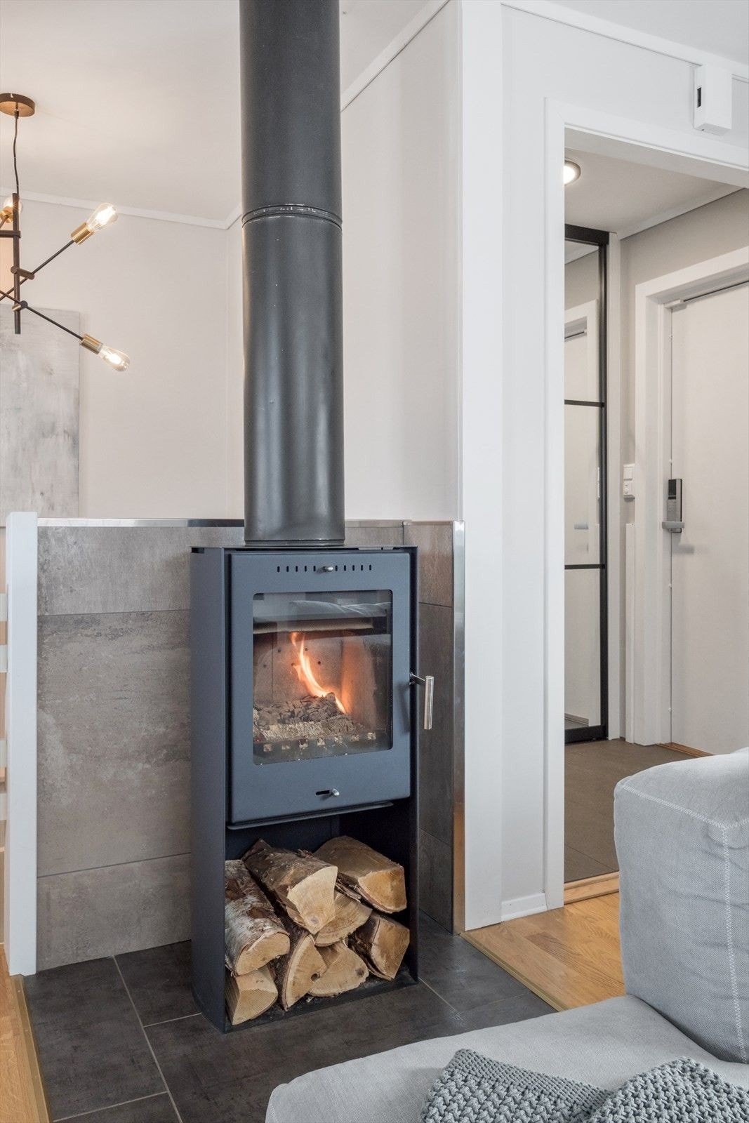 Vedovn. Inngang med skapplass. Varme i gulv. Galleribilde