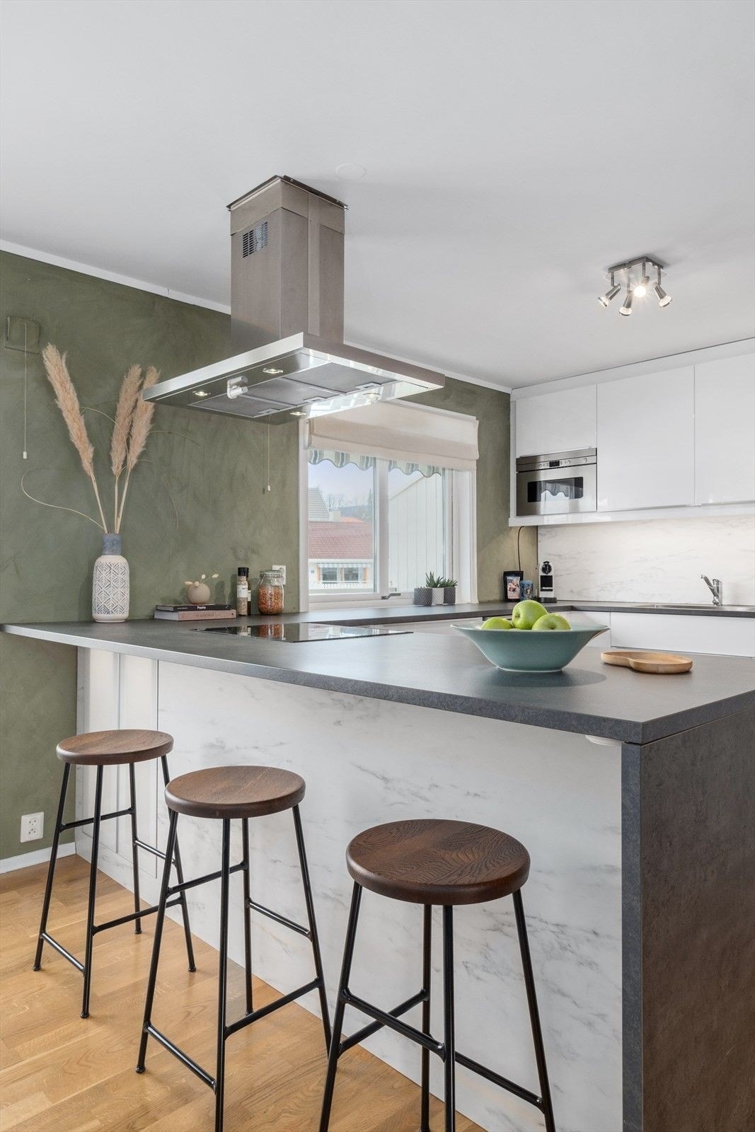 kjøkken, inkl hvitevarer. (nå- et annet nytt sort kjøleskap) Galleribilde