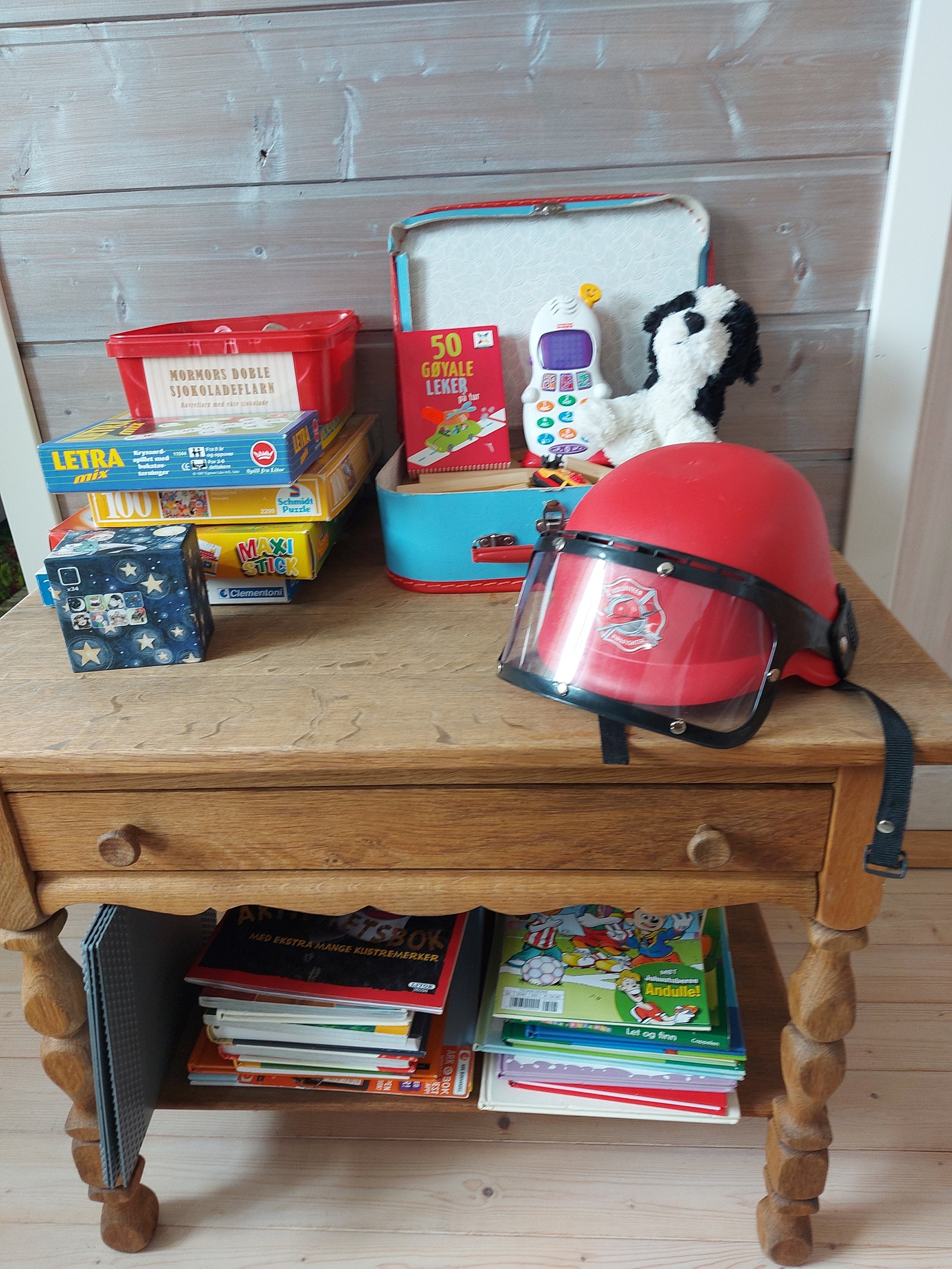 Diverse leker, brettspill, puslespill, bøker og uteleker finnes på hytta. Dette er et lite utvalg Galleribilde