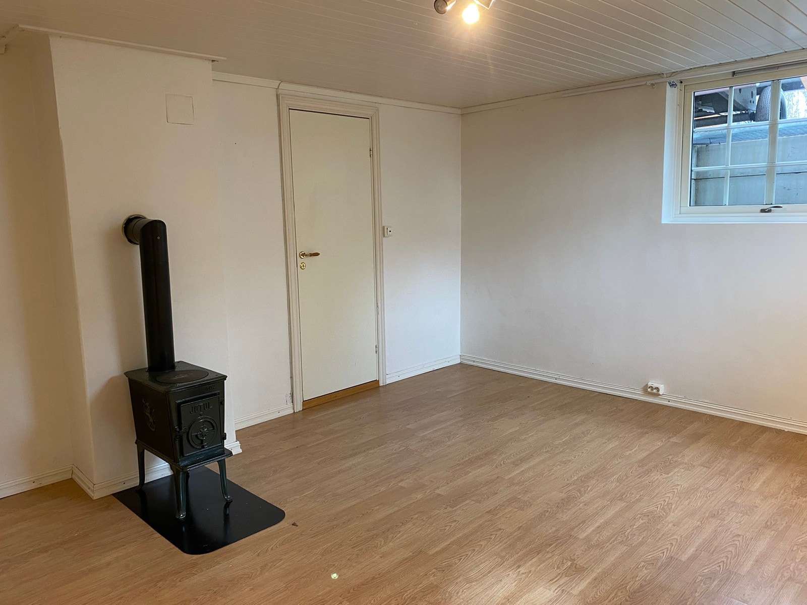 Stue med vedovn Galleribilde