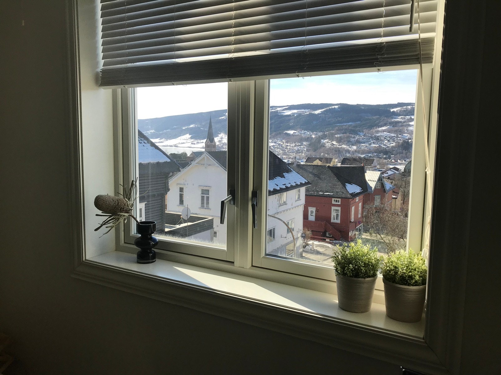 Fra stuen ser man rett ned i Gågata Galleribilde