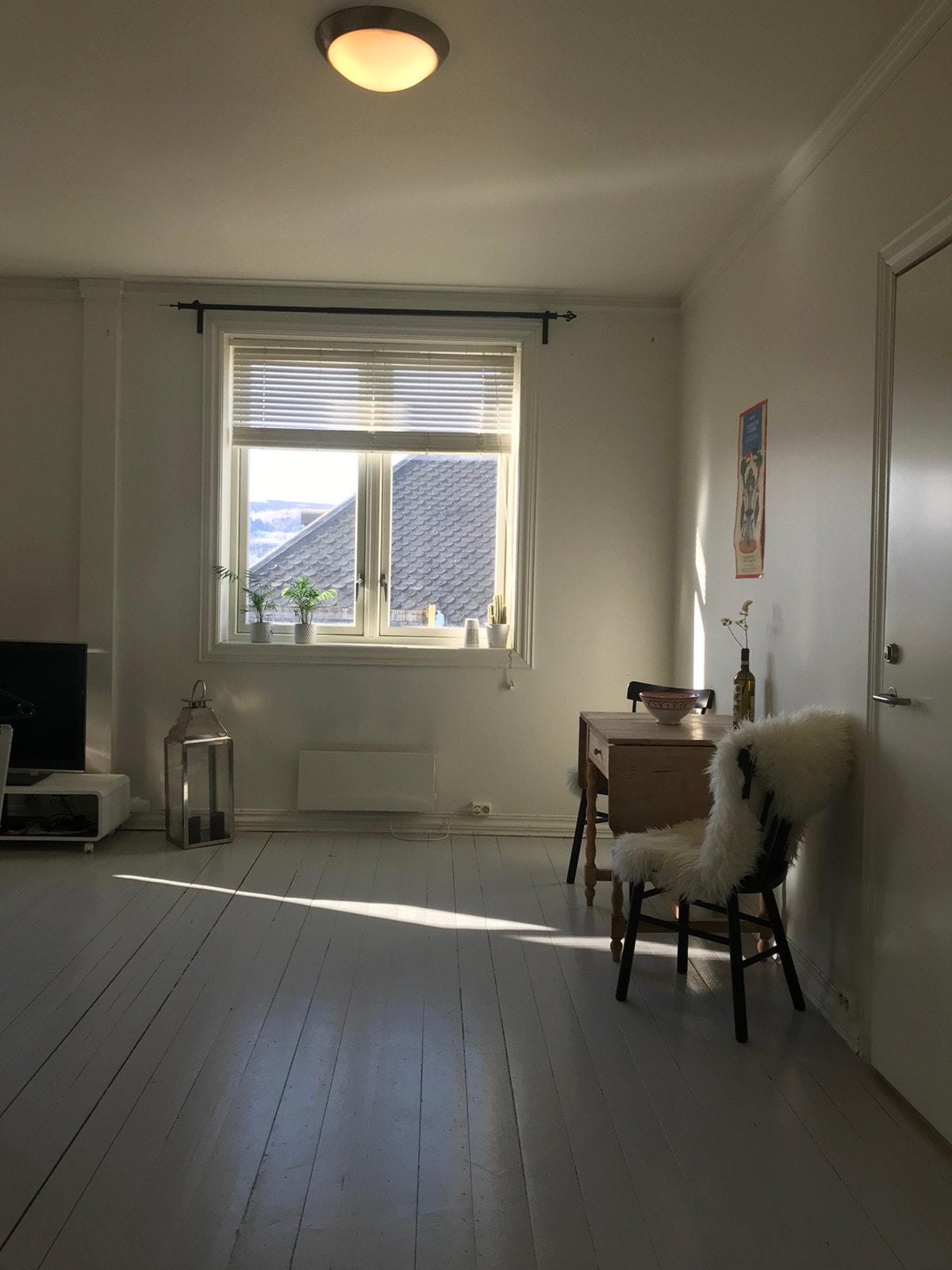 Stue, sett rett fra entre Galleribilde