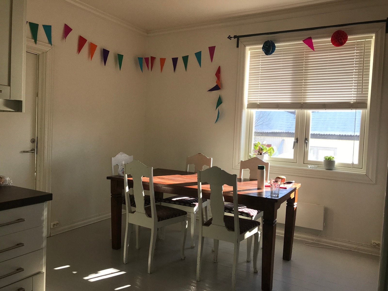 Kjøkkenet er møblert som på bildet Galleribilde