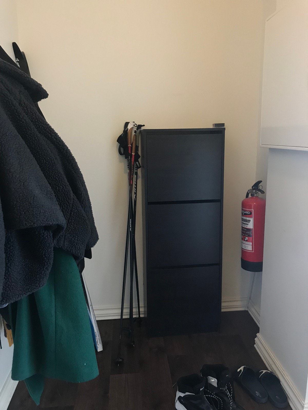 Gangen er bred og rommer det meste av sko og ski Galleribilde