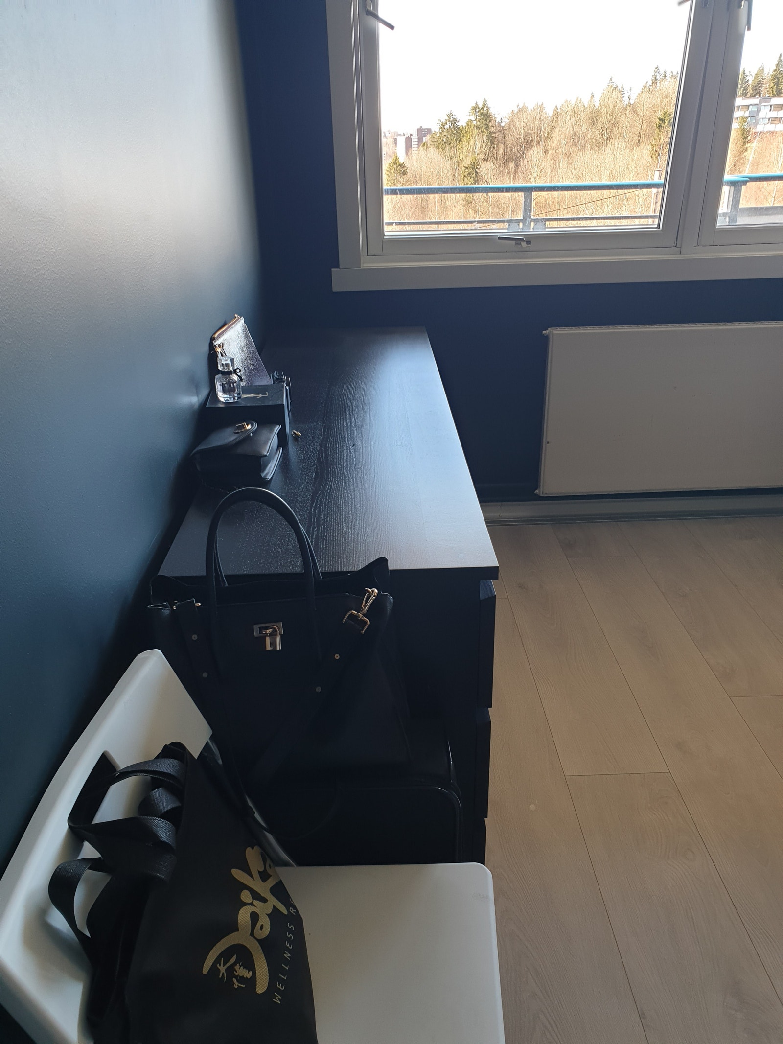 stor kommode med seks skuffer og klesstativ tilgjengelig på soverommet Galleribilde