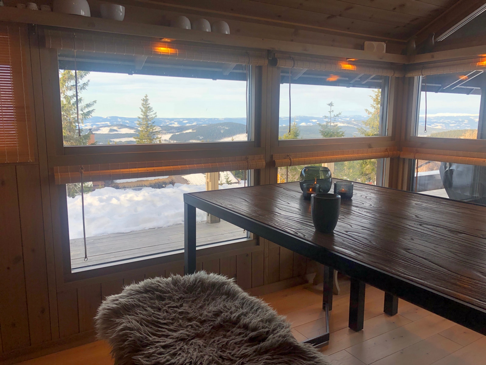 Fra kjøkkenbordet kan du se Synnfjell og Skaget Galleribilde