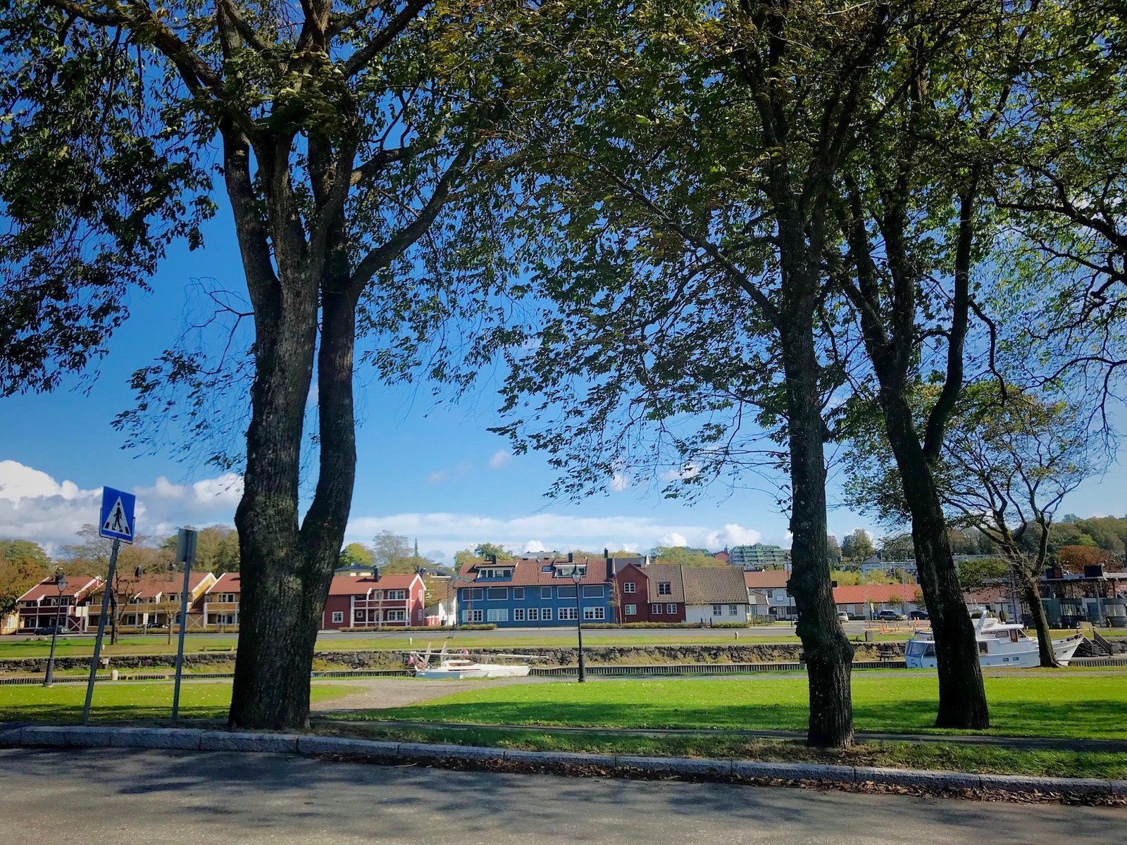 Leiligheten ligger i den blå bygningen på kanalens østside, her sett fra uteserveringen på Mors cafe. Galleribilde