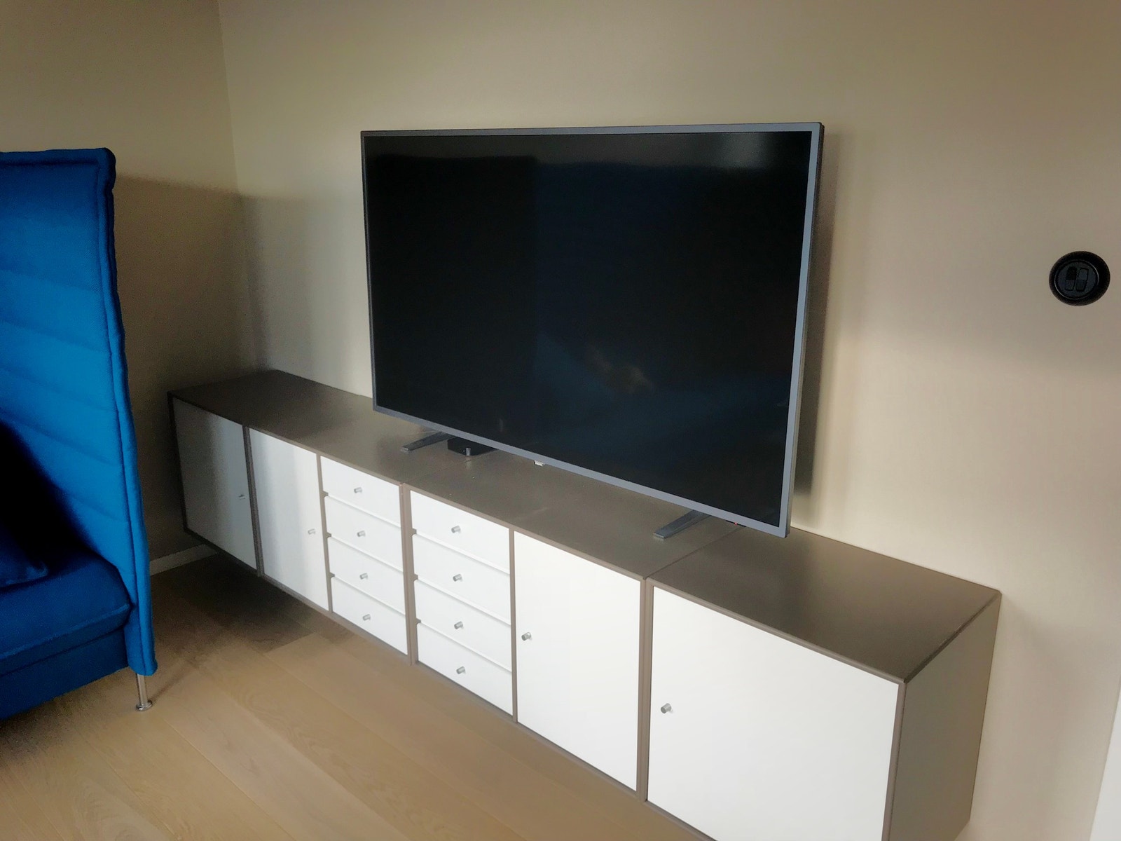 Stor skjerm, AppleTV og bredbåndsforbindelse. Galleribilde