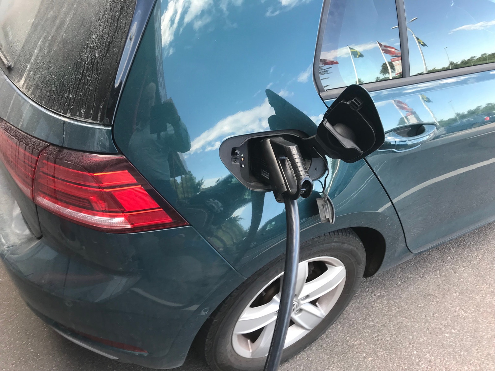 Parkeringsplass med elbil-lader. Galleribilde