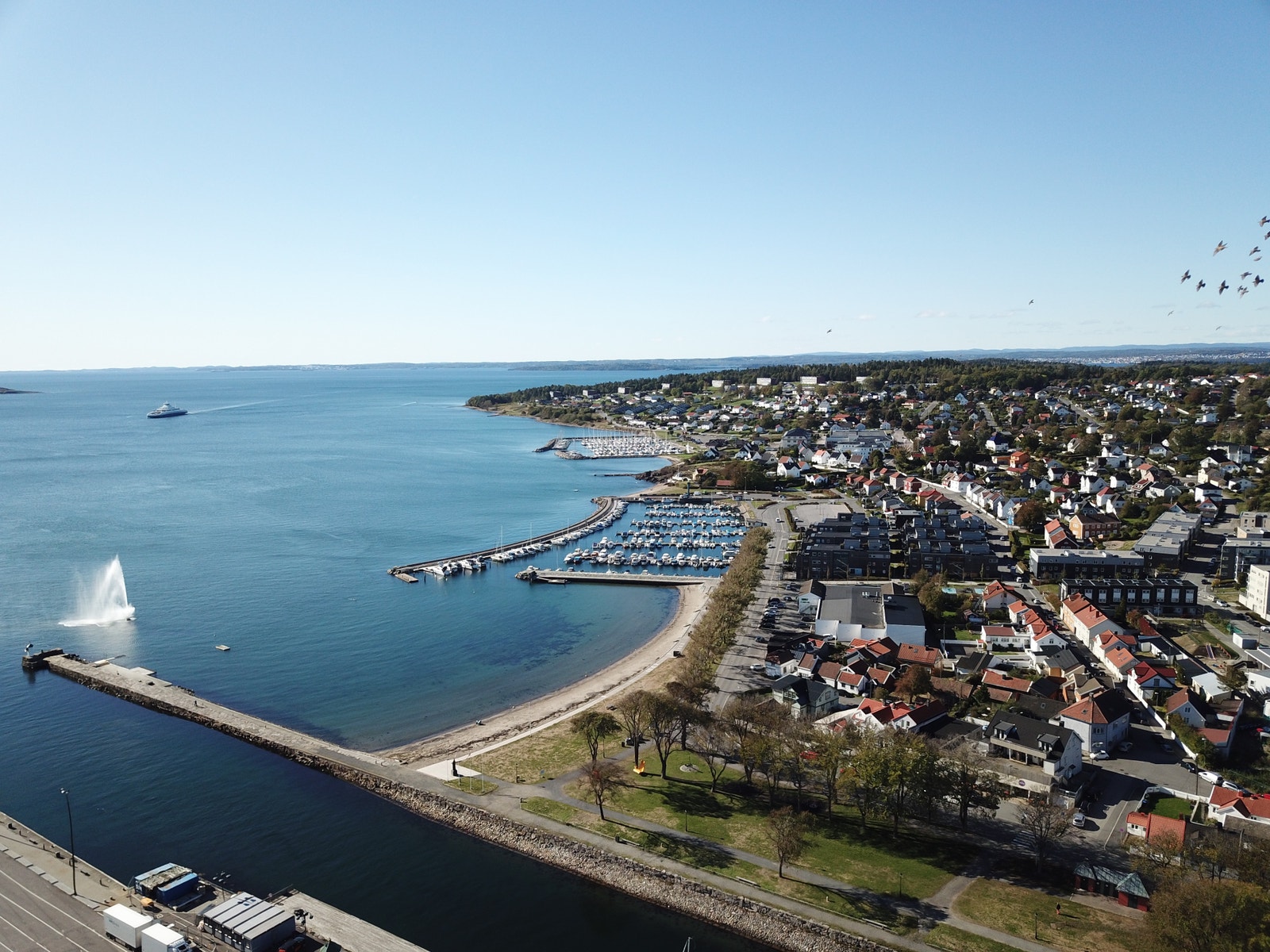 Dronefoto av Sjøbadet; Norges fineste bystrand. Rett på andre siden av kanalen. Galleribilde