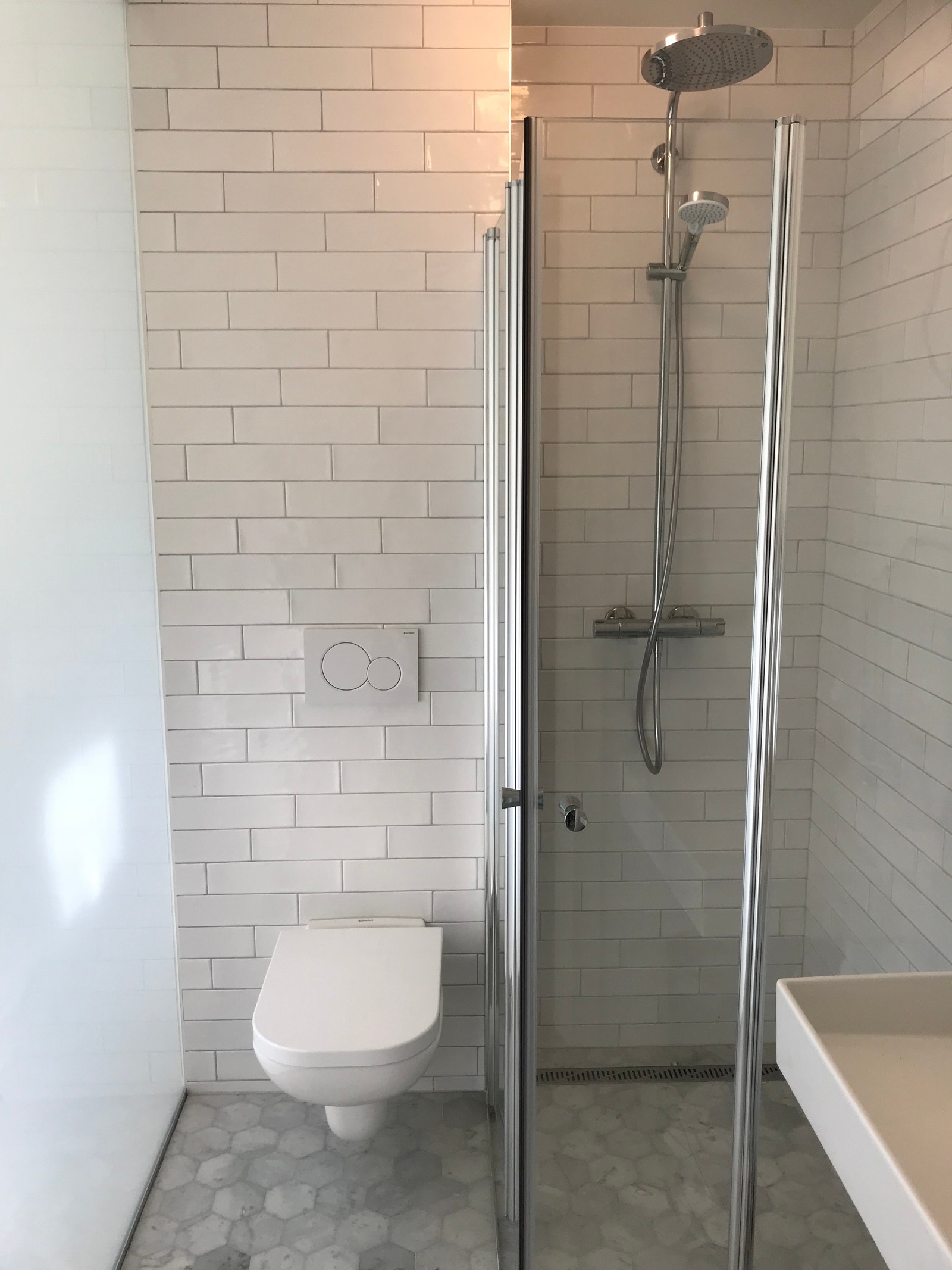 Nyoppusset bad med dusjnisje. Galleribilde