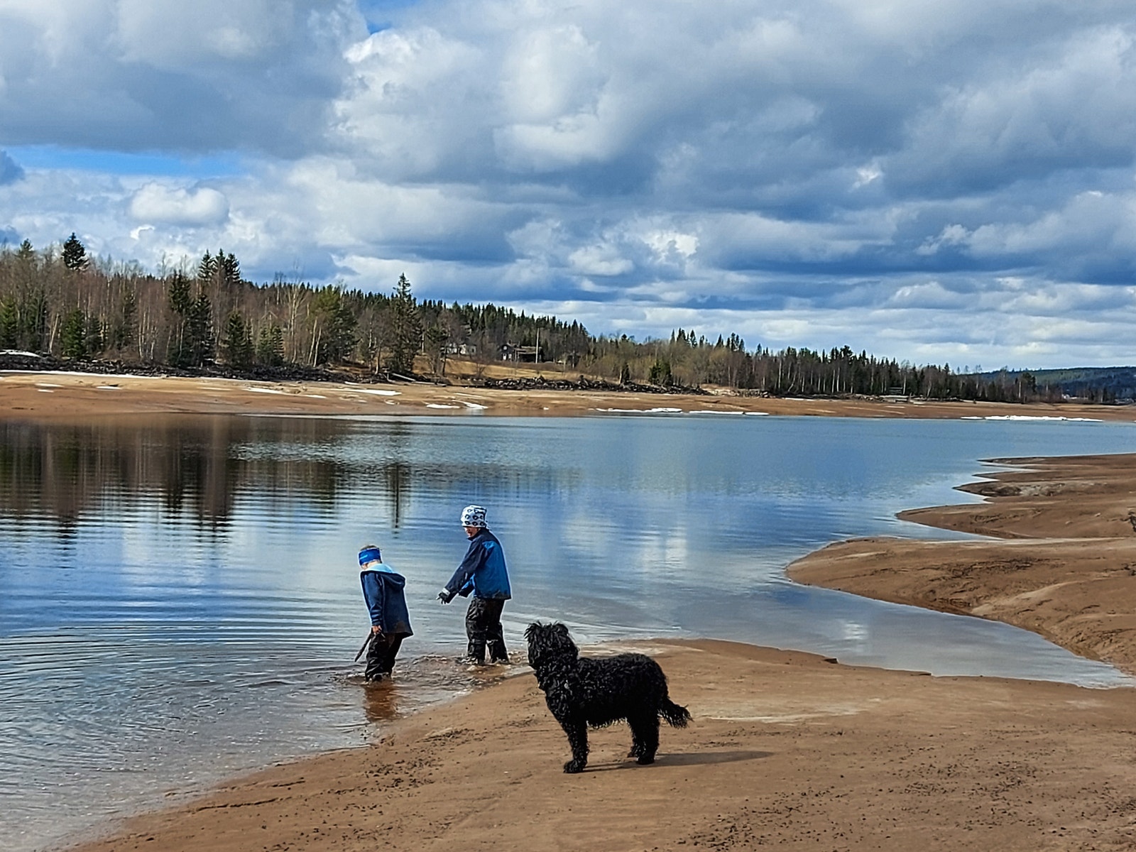 Fint i Osen i mai før vannet dekker all sanda Galleribilde