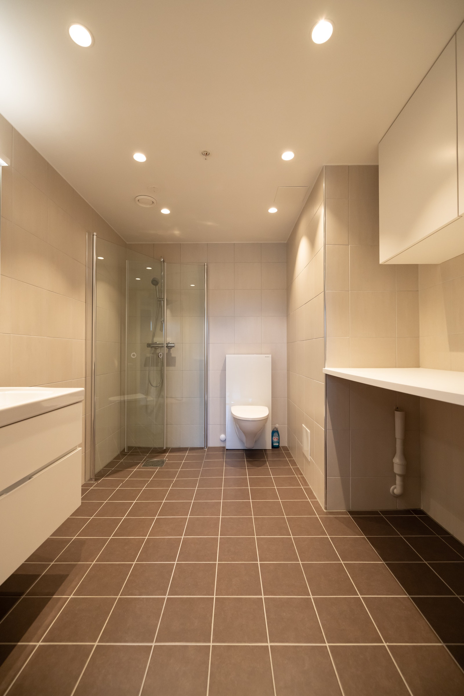 Romslig og pent flislagt bad med vannbåren gulvvarme og dimbare downlights Galleribilde