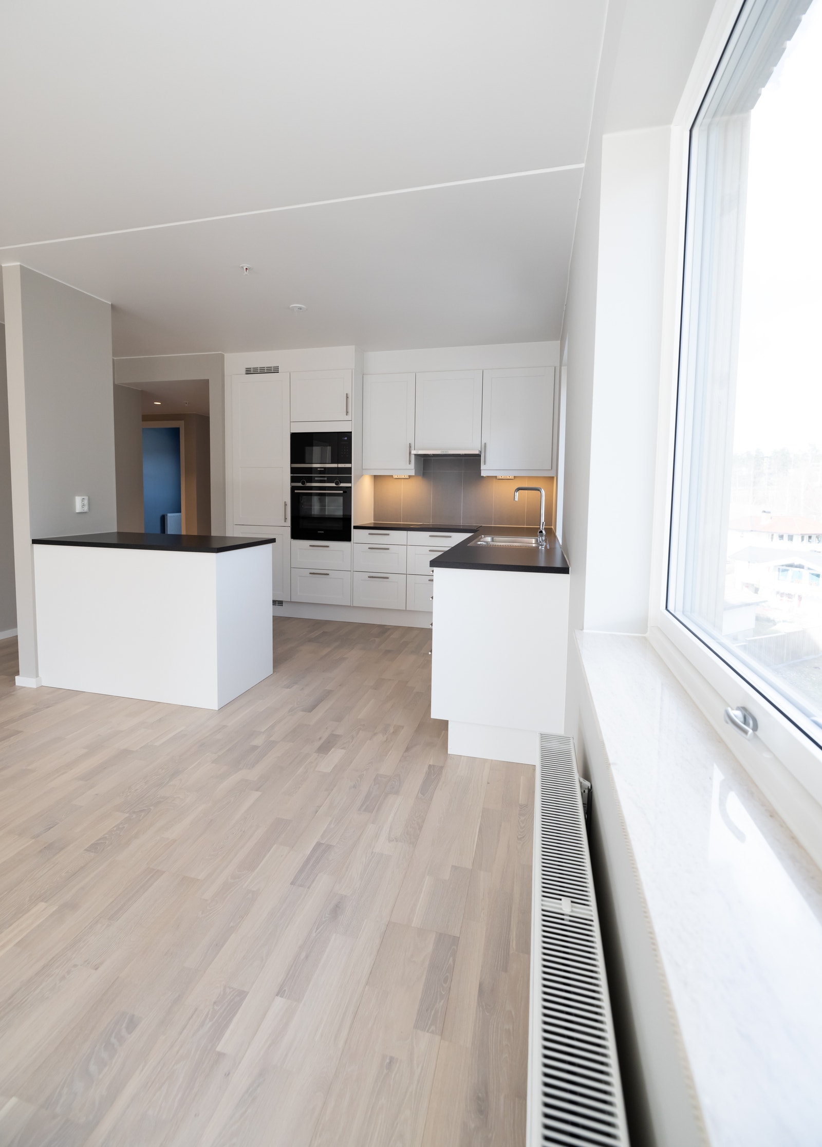 Praktisk kjøkkenøy mellom stue og kjøkken. Galleribilde