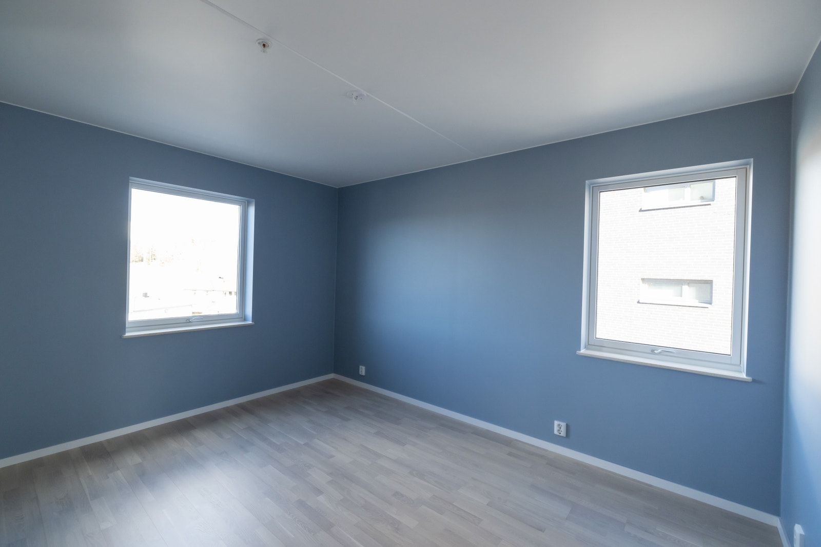 Hovedsoverom med god plass til dobbeltseng og nattbord Galleribilde