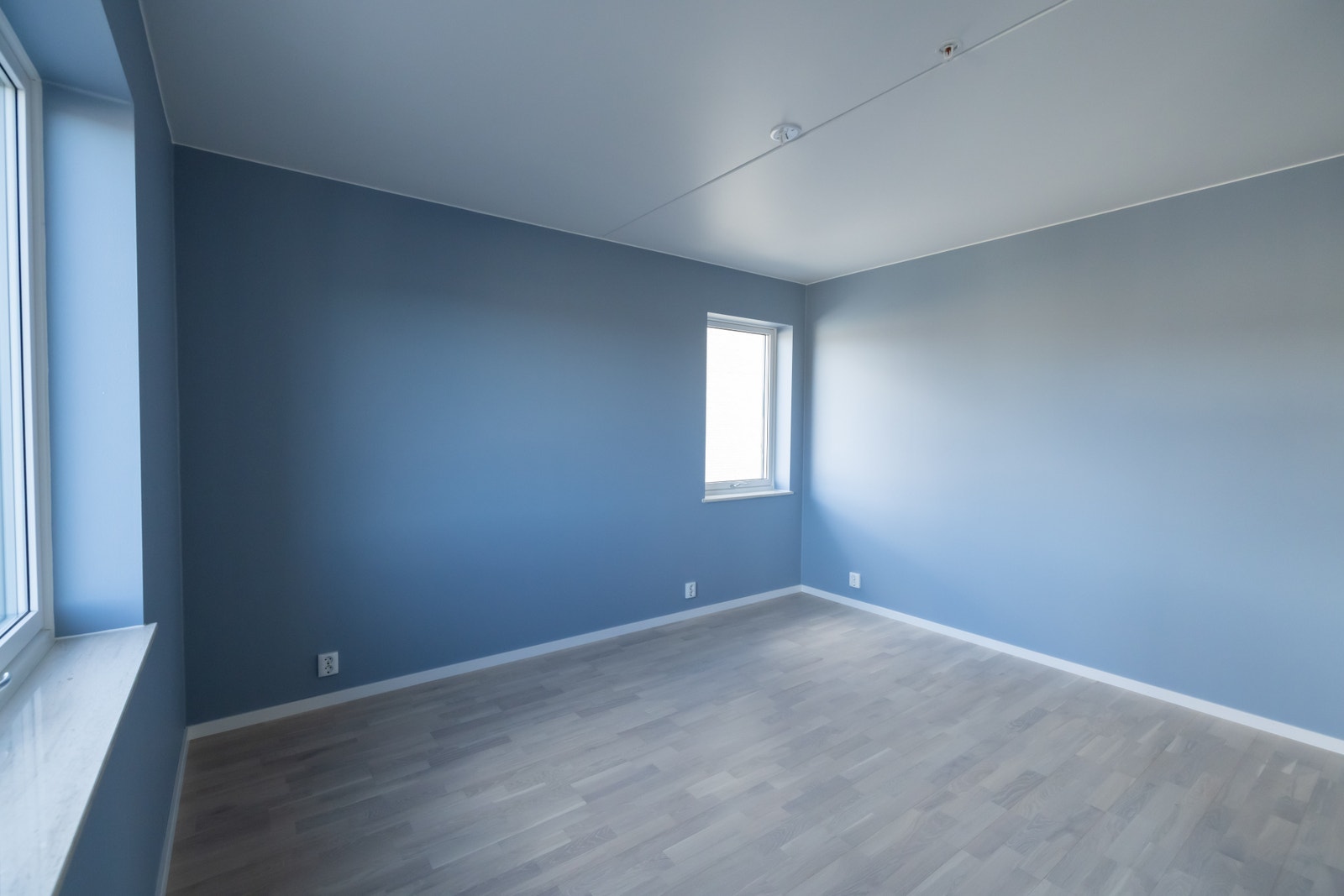 Hovedsoverom med god plass til dobbeltseng og nattbord Galleribilde