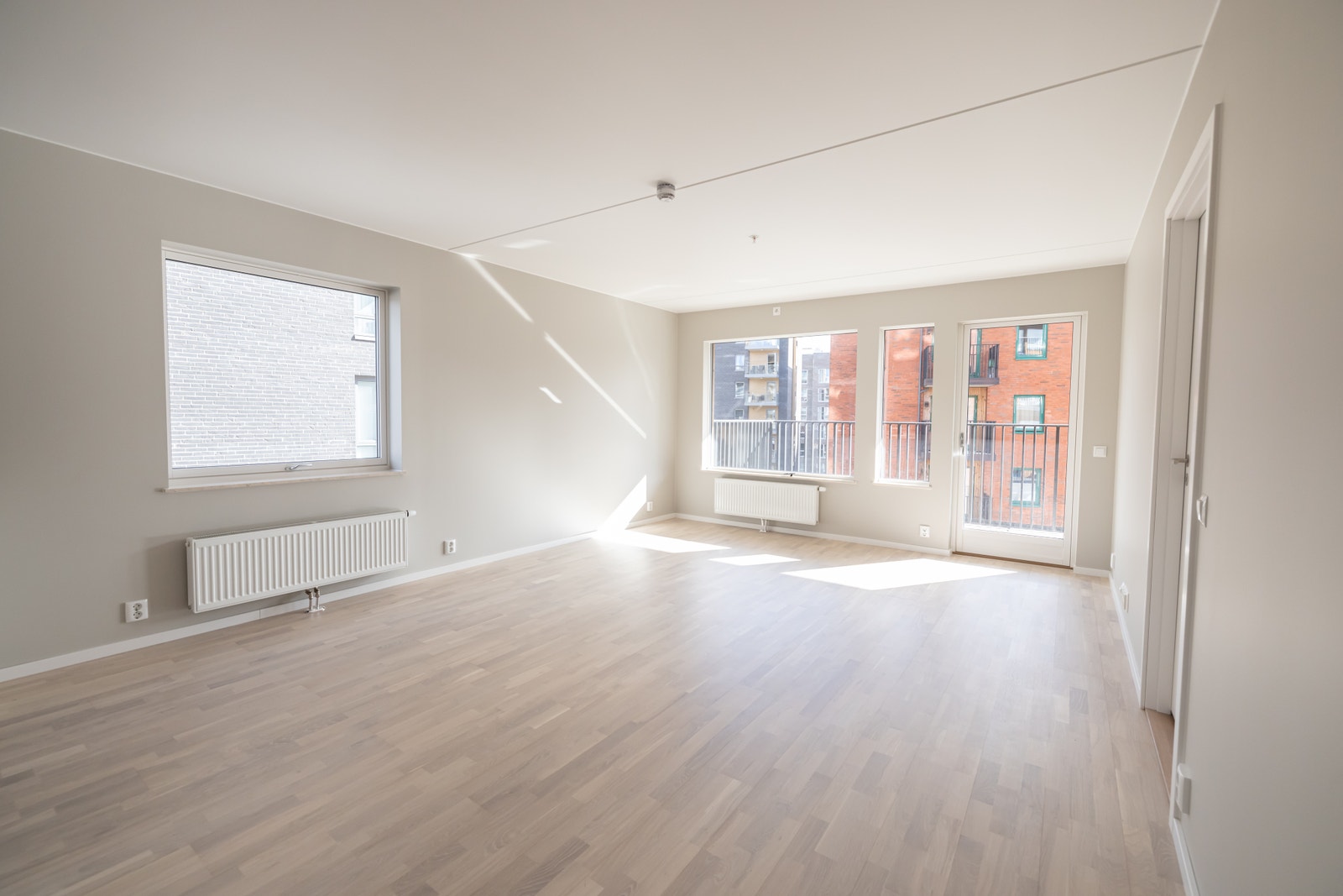 Meget lys og luftig stue med moderne 3 stavsparkett og store vinduer som slipper inn naturlig lys. Galleribilde