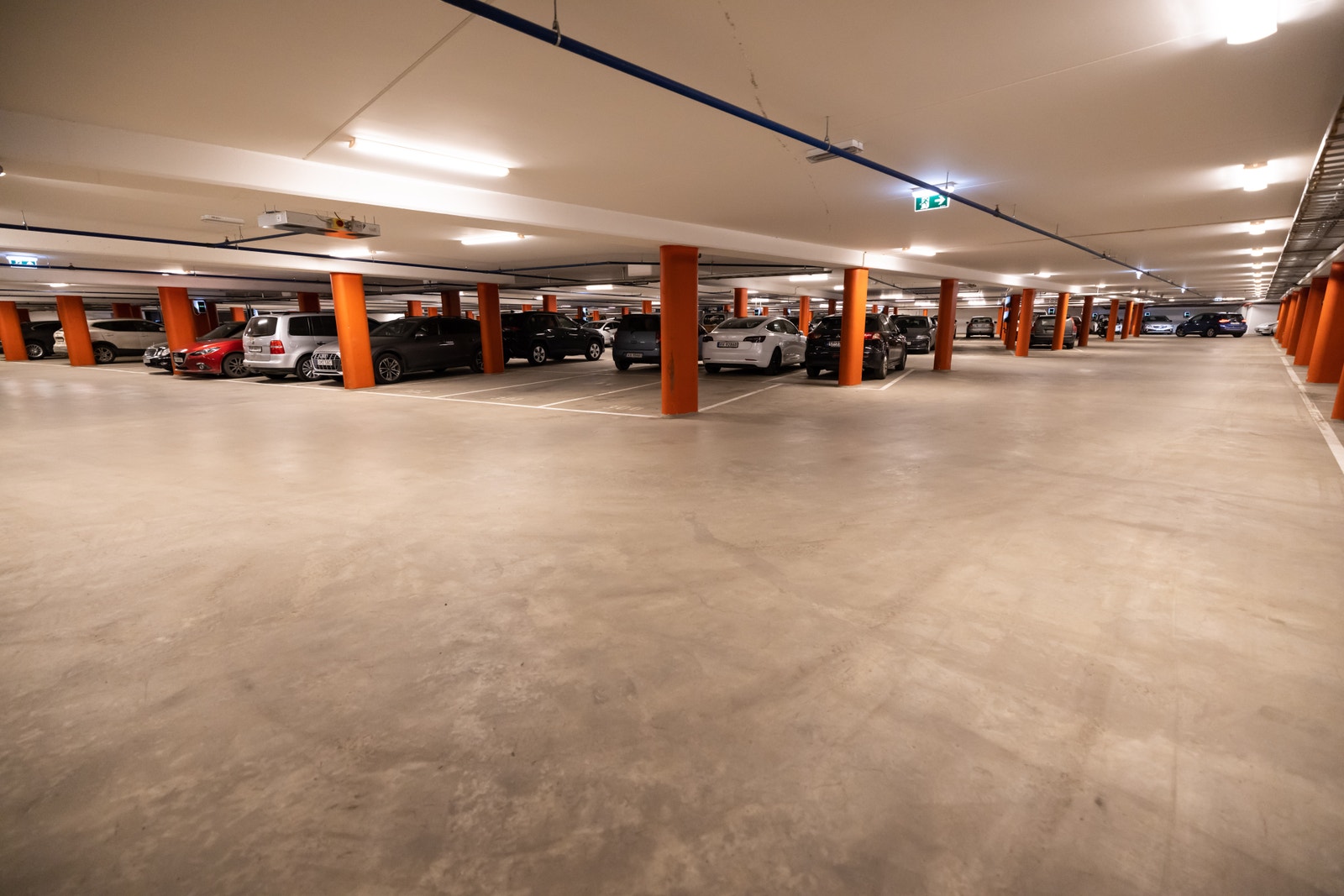 Lys og moderne garasjeanlegg Galleribilde