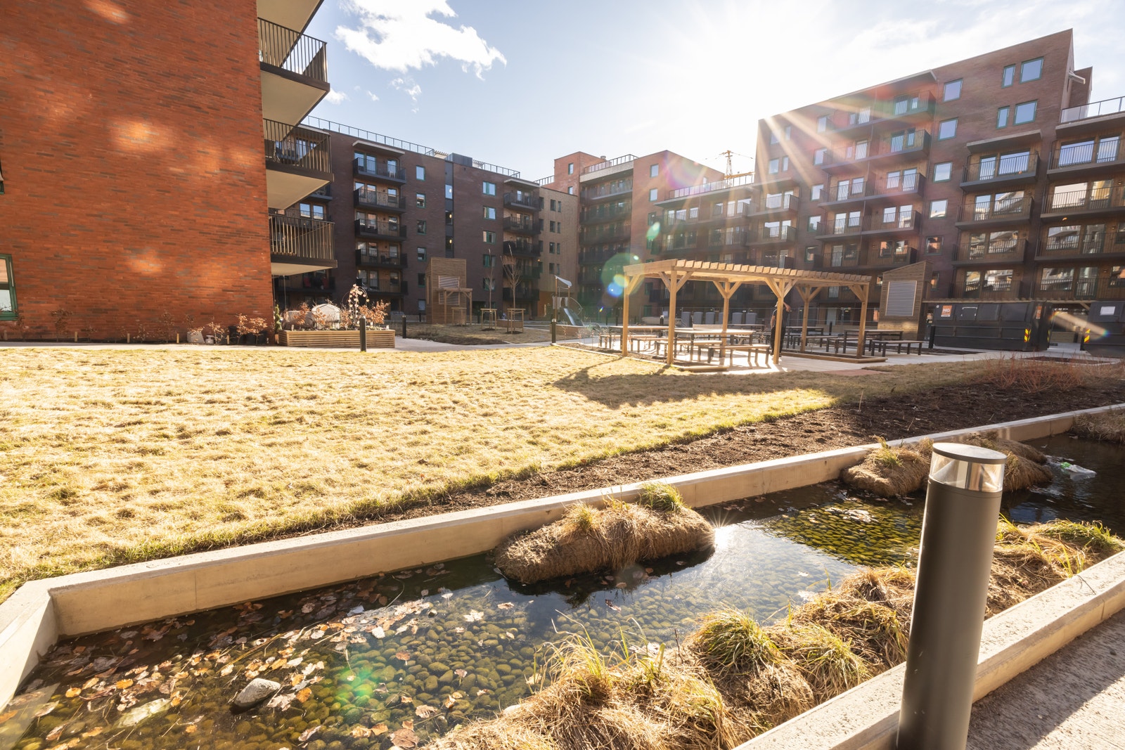 Felles bakgård med lekeplass for de minste og sittegrupper. Galleribilde